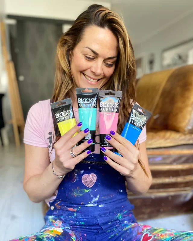 Ça y est le BDE ( banc d’essai pour les intimes😂) sur les acryliques @blockxcolours est sorti!Je vous fais un retour sur mon experience. J’ai utilisé ces acryliques pour peindre la toile que j’ai publié dernièrement.Je remercie mon partenaire @le_geant_des_beaux_arts de me permettre de tester de nouveaux produits et de me faire confiance.#acrylique #blockx #geantdesbeauxarts #artistefrançaise #artistecontemporain #artistefemme #femmeartiste #acrylique #acryliquesurtoile #rennaise #rennesmaville